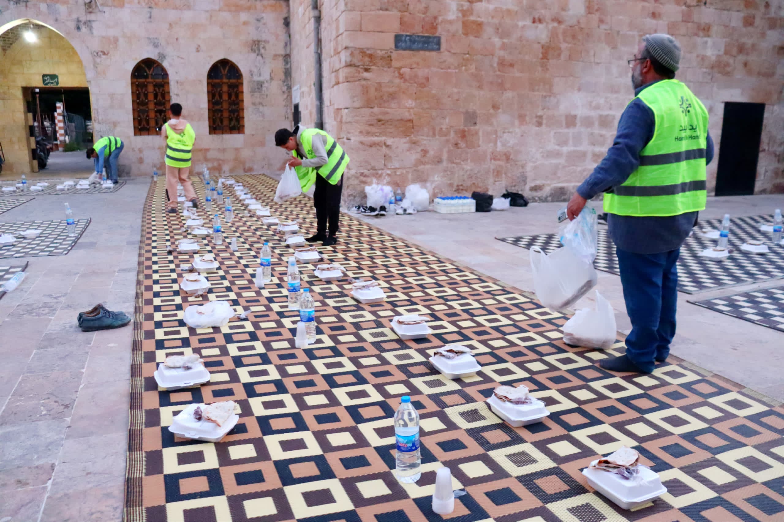 إفطار جماعي في جامع السلطان إبراهيم – 200 وجبة اجتمعت على مائدة واحدة - Image 1