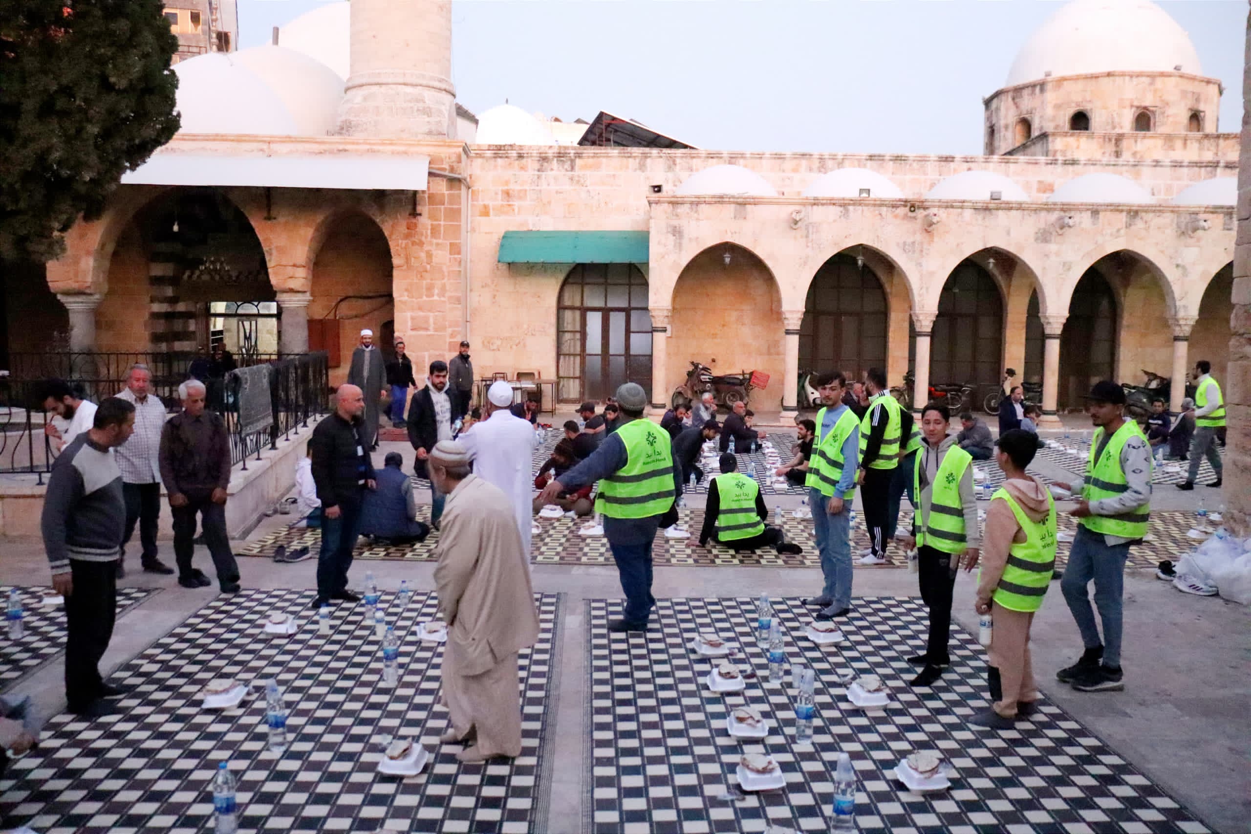 إفطار جماعي في جامع السلطان إبراهيم – 200 وجبة اجتمعت على مائدة واحدة - Image 2